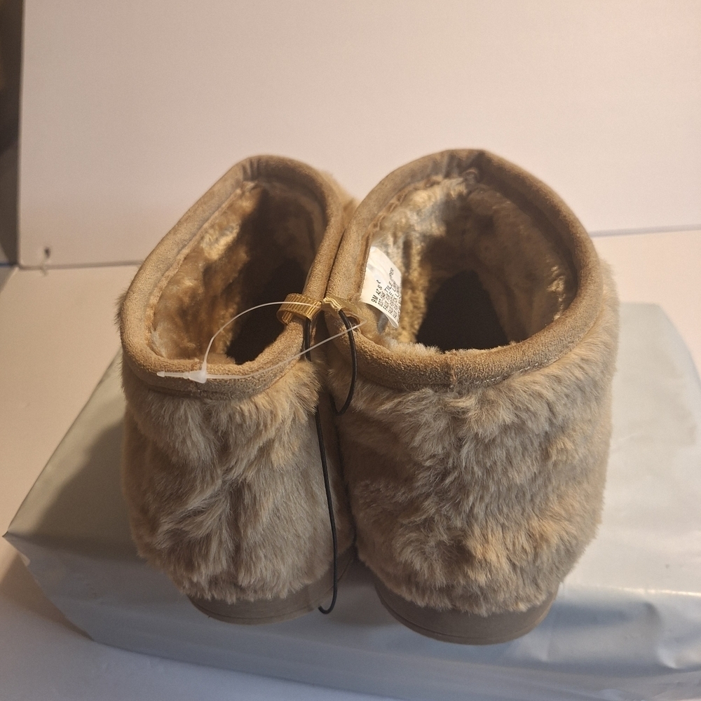 Arizona Jean Company Tan Faux Fur Slippers - Picture 4 of 9